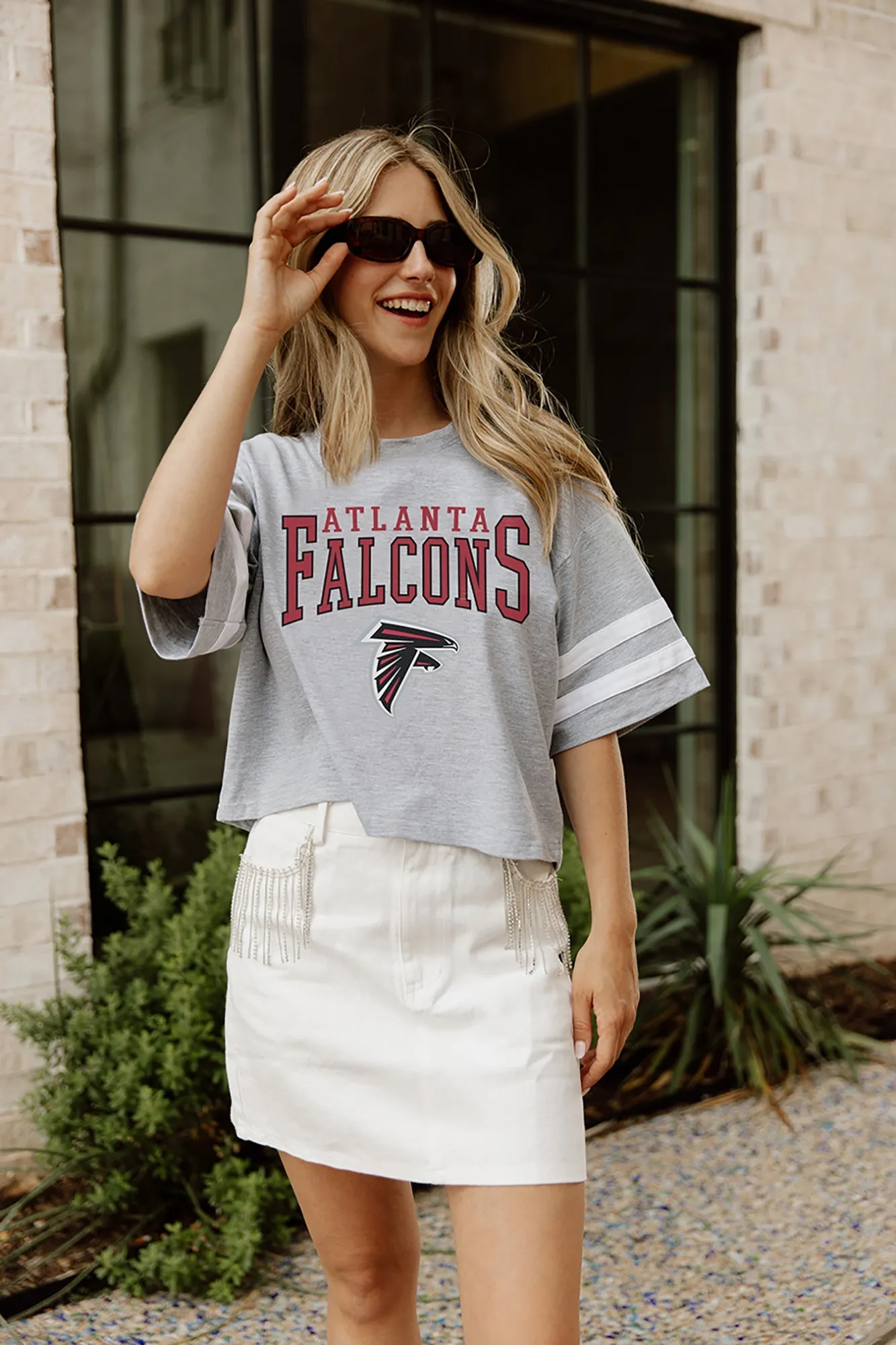 ATLANTA FALCONS GRIDIRON GLAM SHORT SLEEVE CROP TEE WITH SPORT STRIPE DETAIL