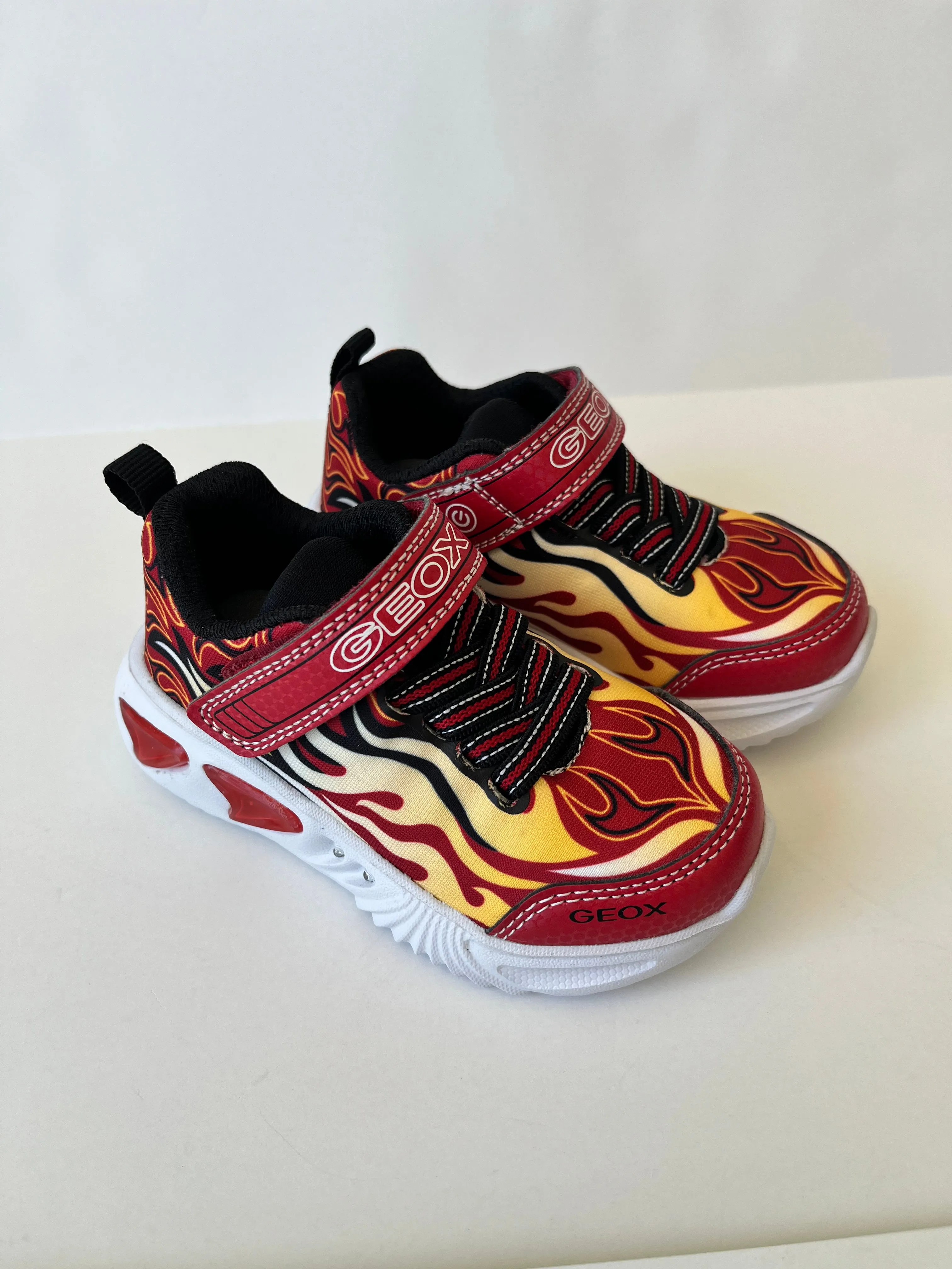 Red flames light up sneakers(J Assister)