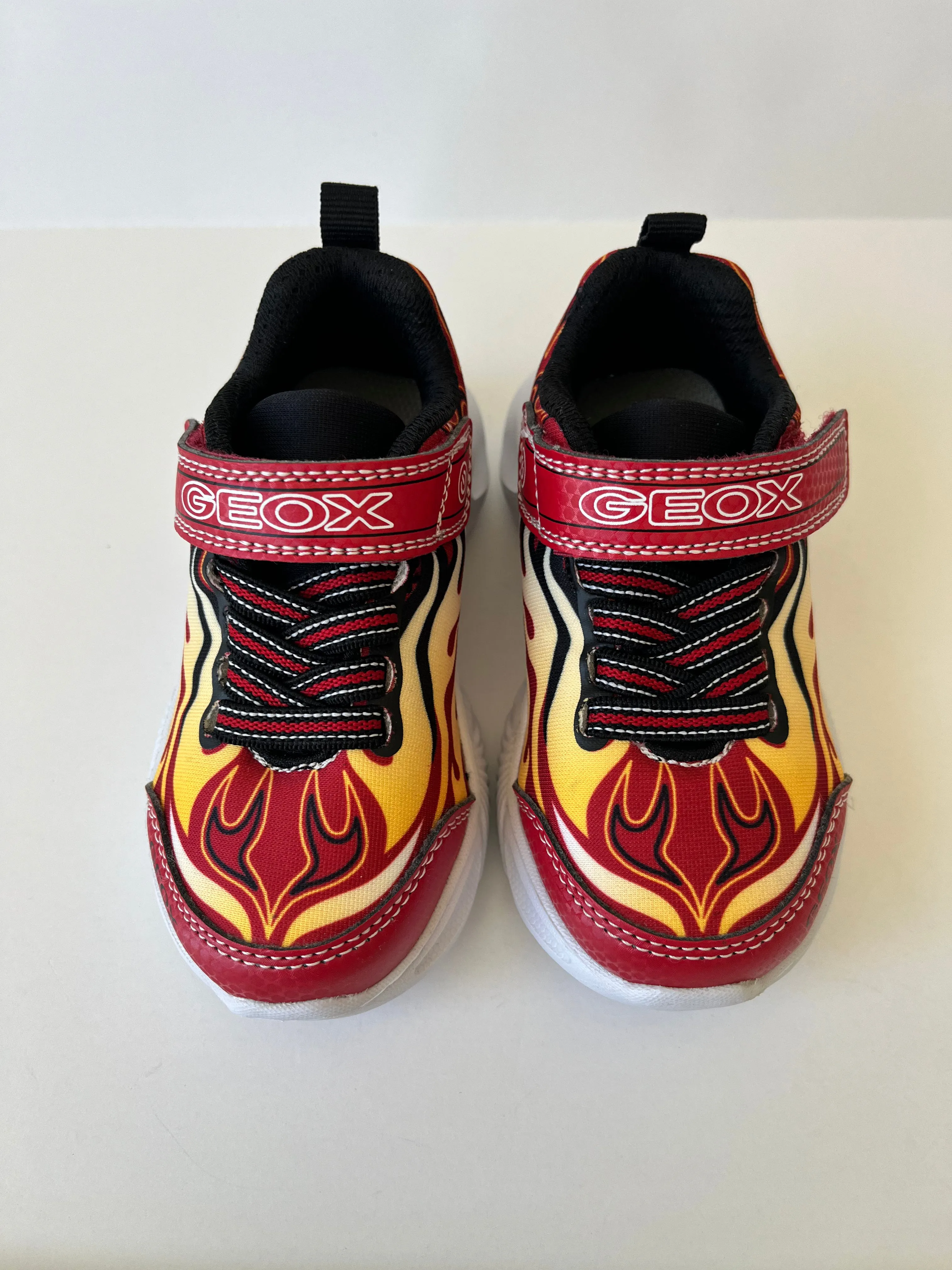 Red flames light up sneakers(J Assister)